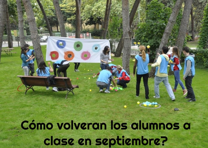 grupo de niños y niñas jugando hora recreo