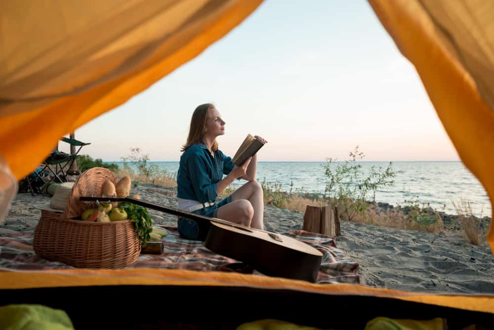 mujer leyendo de camping
