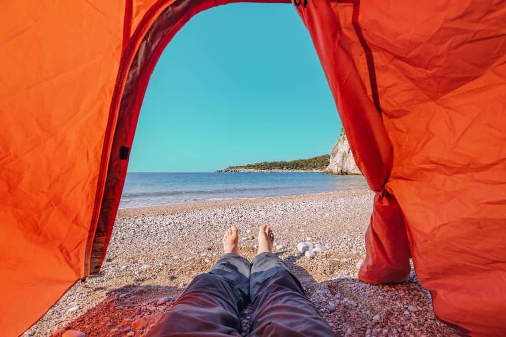 persona en tienda de campaña camping
