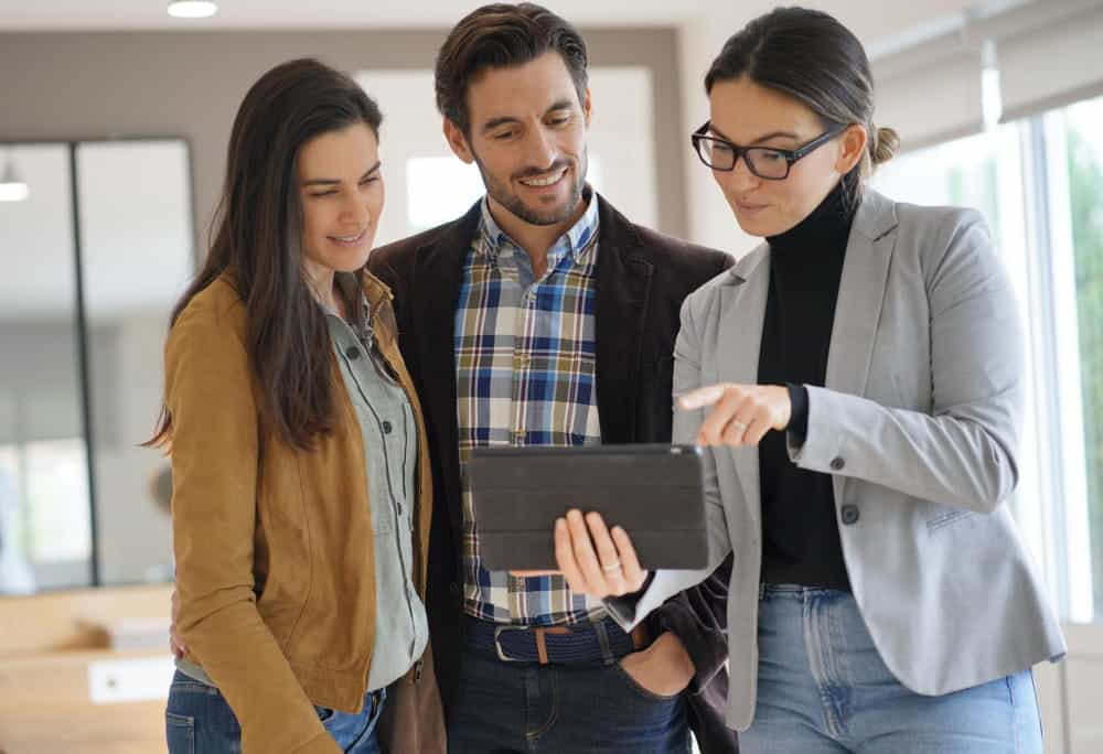 personas ofreciendo servicios de consultoria