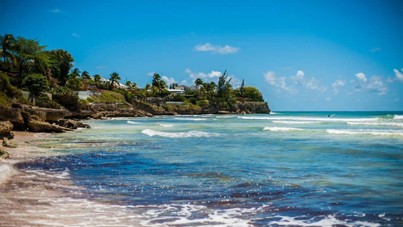 Costa rocosa de Barbados con oleaje y vegetación tropical