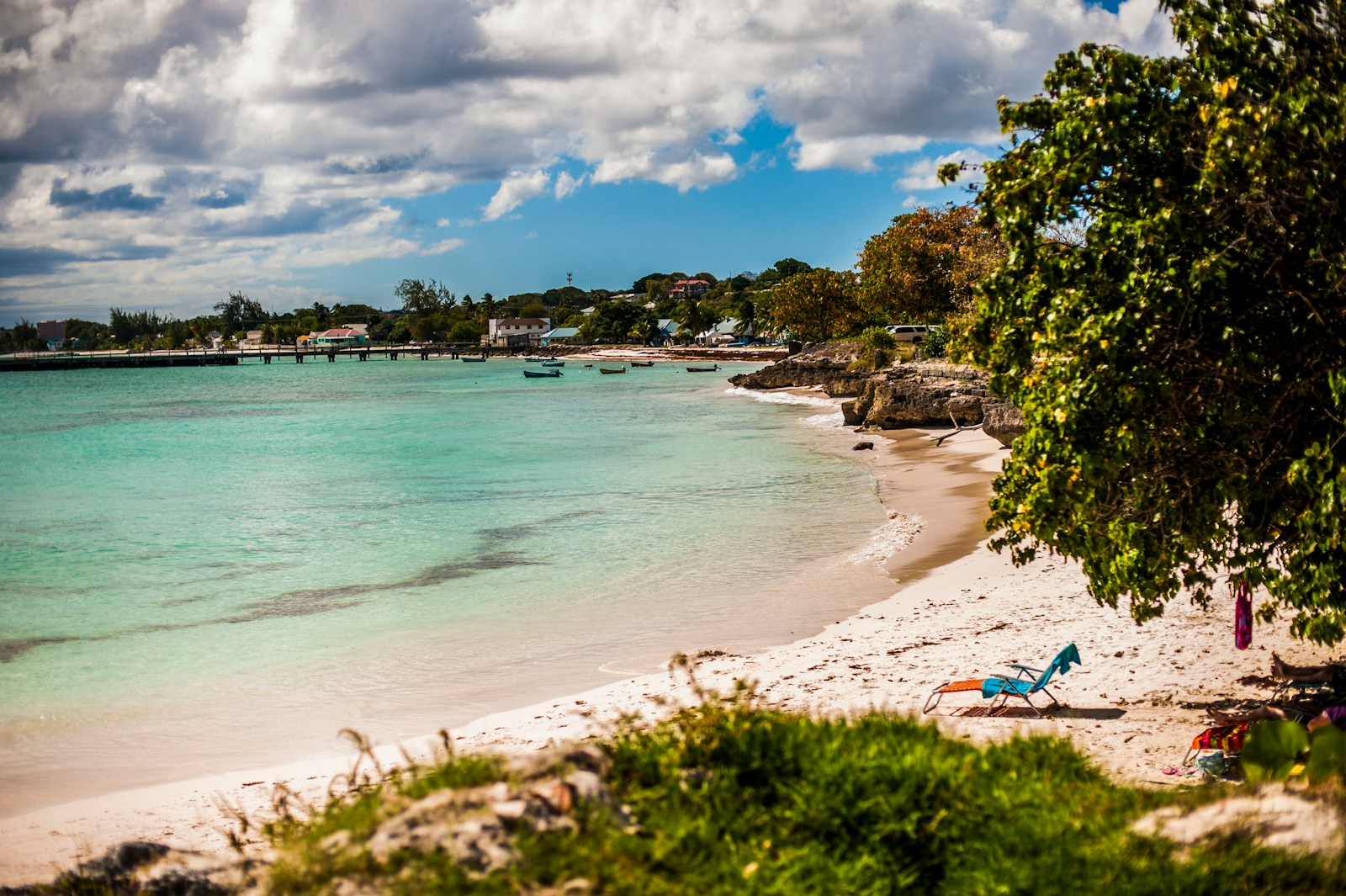 Playa de arena clara y agua turquesa en la costa oeste de Barbados