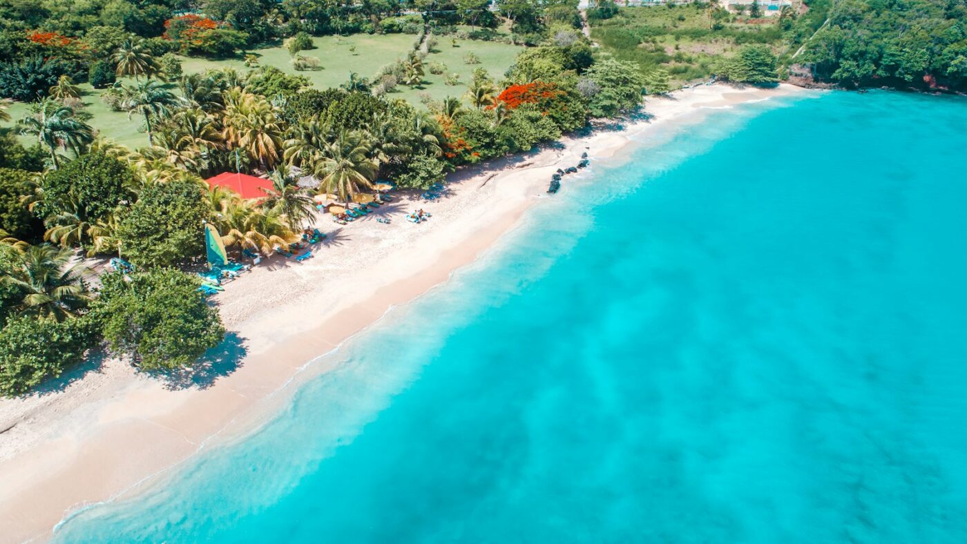 Playa de arena blanca de una de las islas del Caribe vista desde el aire