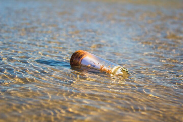 Botella con un mensaje en la orilla de la playa